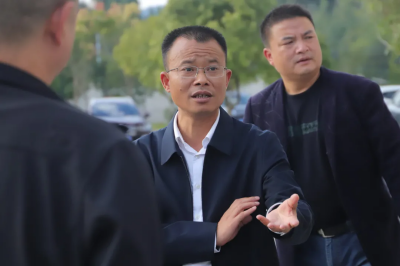 新晃縣委常委、縣委政法委書(shū)記楊海濱到我校視察、指導(dǎo)學(xué)校工作